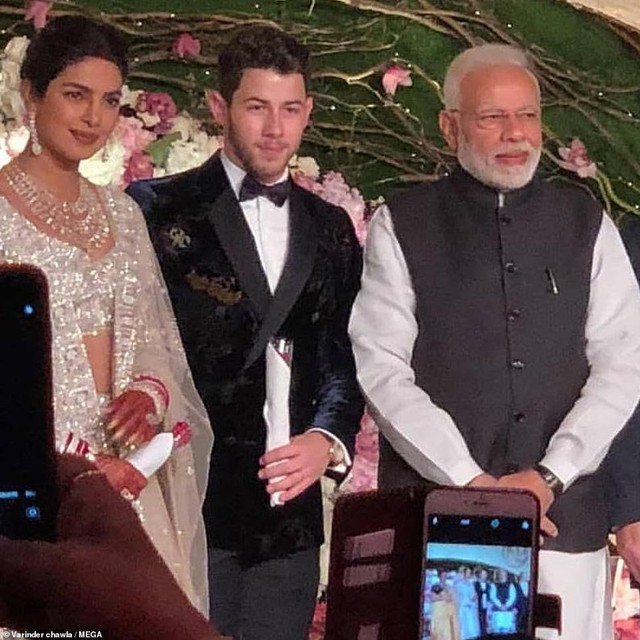Thủ tướng Ấn Độ Narendra Modi cũng tham dự bữa tiệc cưới của cặp sao nổi tiếng.