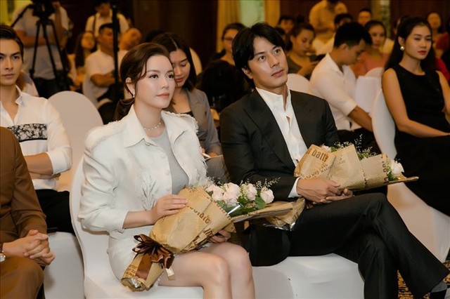 Lý Nhã Kỳ và Han Jae Suk trong sự kiện họp báo khởi quay phim.