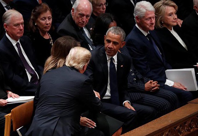 Ông Trump chỉ bắt tay chào xã giao nhà Obama, bỏ qua nhà Clinton. Ảnh: Reuters.