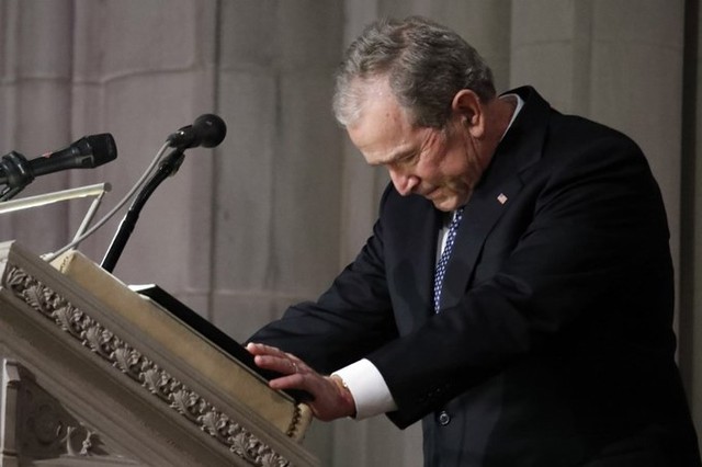 Ông Bush xúc động khi đọc bài phát biểu tại đám tang cha. Ảnh: AFP.