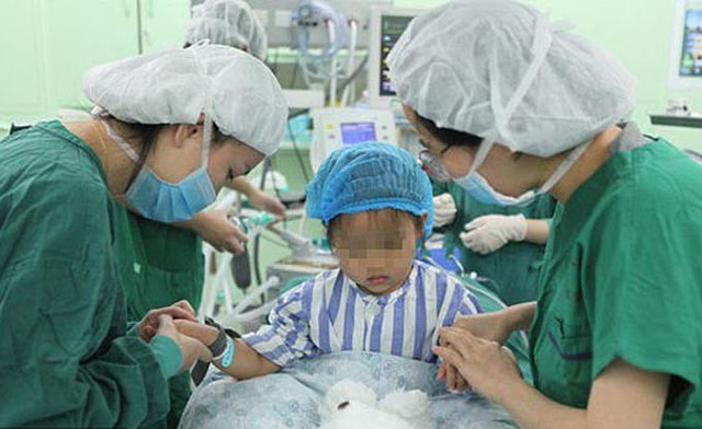 Bé Yan Yan tiến hành ca phẫu thuật tại bệnh viện ở Giang Tô hồi cuối tháng 11. Ảnh: Modern Express.