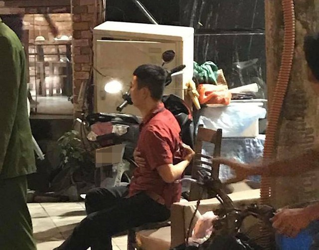 Nam thanh niên bị đâm xuyên lưng, nhưng vẫn tỉnh táo. Ảnh: Phương Thảo.