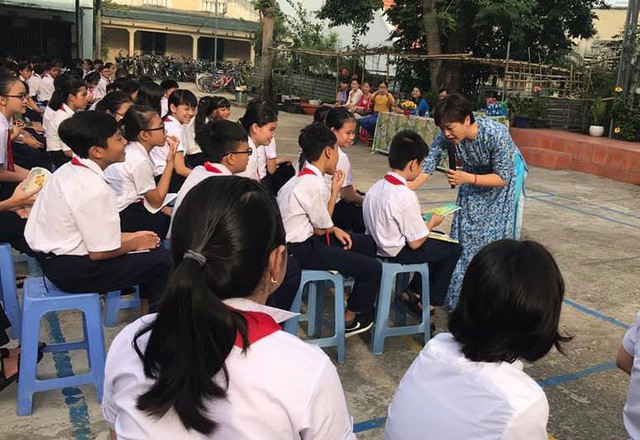 TS Phạm Thị Thúy trong một chuyên đề về bảo vệ bản thân dành cho học sinh