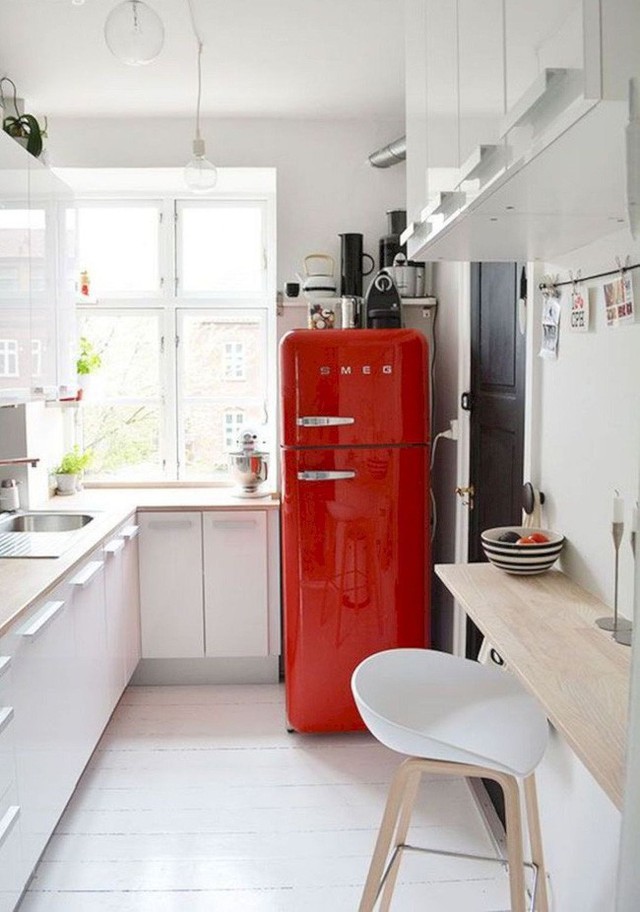
Tủ lạnh màu đỏ tươi tô điểm cho không gian trung lập.
