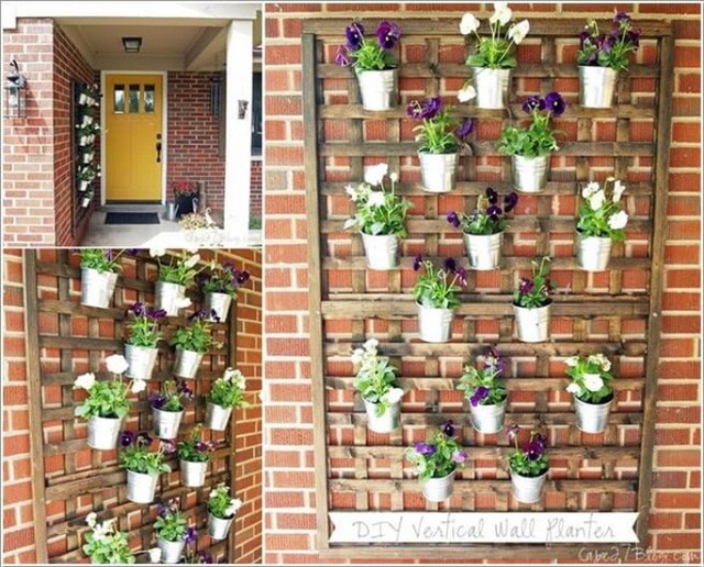 
5. Tạo hàng rào gỗ ngay trên tường để lắp đặt những chậu cây bằng kim loại. Tự trồng những loài hoa mà bạn thích để góc nhỏ thêm tràn ngập sắc màu và sức sống.
