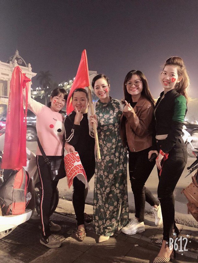 
Nghệ sĩ Chiều Xu&acirc;n ho&agrave; c&ugrave;ng d&ograve;ng người h&acirc;m mộ b&oacute;ng đ&aacute;.

