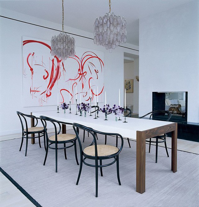 
Với những phòng ăn có không gian khá rộng rãi thì kiểu bàn ăn hình chữ nhật hay hình bầu dục là lựa chọn hàng đầu của nhiều gia đình.
