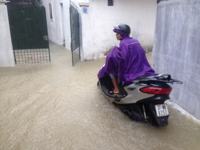 Các nghách nhỏ khu vực phường Trung Đô, Bến Thủy... nước dâng cao tràn vào nhà dân.
