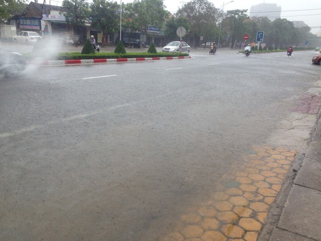 8h sáng đường Nguyễn Du bắt đầu ngập nước
