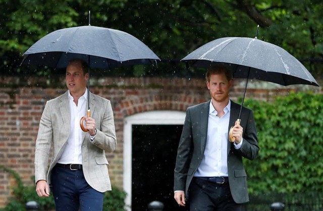 Hoàng tử William và Hoàng tử Harry tới thăm vườn The Sunken ở Điện Kensington ngày 30/8/2017 nhân 20 năm ngày mất của cố Công nương Diana. Ảnh: Reuters.
