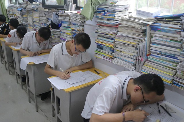 Cuộc sống của hầu hết học sinh Trung Quốc chỉ xoay quanh học ở trường, học thêm và bài tập về nhà. Ảnh: Radiichina.