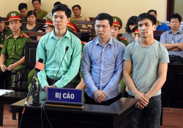 Từ trái qua: Hoàng Công Lương, Trần Văn Sơn và Bùi Mạnh Quốc. Ảnh: TAND TP Hòa Bình.