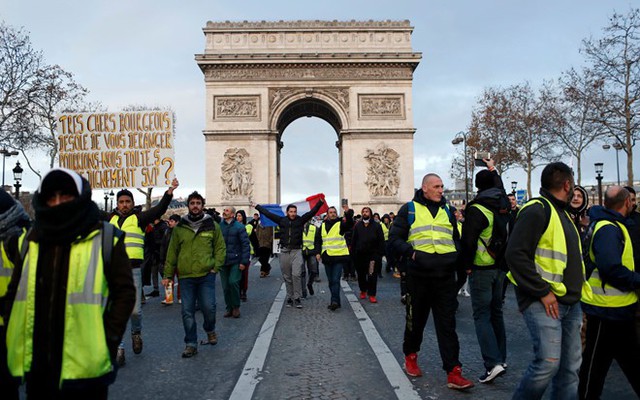 Người biểu tình tại cổng Khải hoàn môn, Paris, hôm 8/12. Ảnh: Getty.