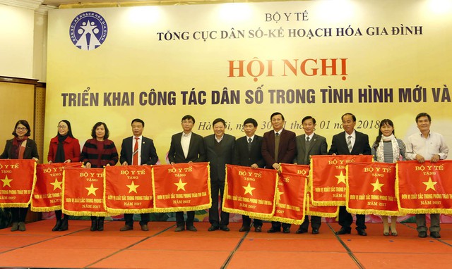 
Tại hội nghị, 11 đơn vị được nhận Cờ thi đua của Bộ Y tế và 15 đơn vị được nhận Bằng khen Bộ trưởng vì có thành tích xuất sắc trong công tác DS-KHHGĐ năm 2017.     Ảnh: Dương Ngọc
