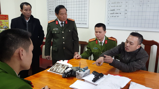 Đối tượng Minh (ngoài cùng bên phải) đang khai về cách làm giả quả mìn để mang đi gây án. (Ảnh: Người đưa tin).