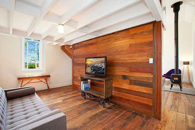 Phòng khách đậm tính công nghiệp hiện đại với bức tường gỗ tuyệt đẹp.