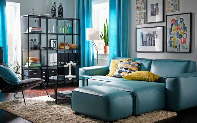 Rèm cùng tông với ghế sofa tạo sự liên kết hài hòa về màu sắc.