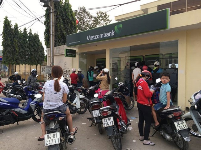 
Tại Bình Dương những ngày này, người dân phải tranh chỗ ở trụ cây ATM để rút tiền.
