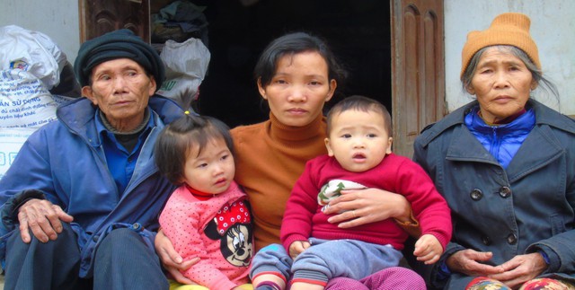 Ngoài đứa con thơ, chị Thanh còn phụng dưỡng bố mẹ chồng đã 70 tuổi.