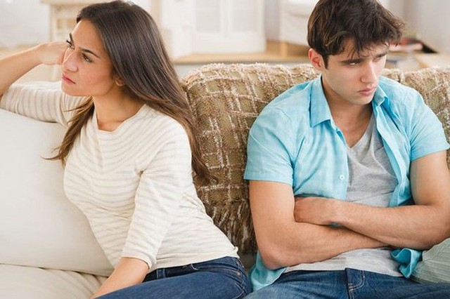 Tự coi m&igrave;nh l&agrave; trung t&acirc;m: Với những người như vậy, điều duy nhất họ quan t&acirc;m ch&iacute;nh l&agrave; bản th&acirc;n m&igrave;nh. Nếu bạn đang y&ecirc;u ai đ&oacute; như vậy th&igrave; h&atilde;y c&acirc;n nhắc về mối quan hệ n&agrave;y, bởi một ng&agrave;y n&agrave;o đ&oacute; bạn sẽ thấy mệt mỏi khi ở b&ecirc;n một người &iacute;ch kỷ lu&ocirc;n muốn nhận về nhưng chẳng bao giờ biết cho đi.