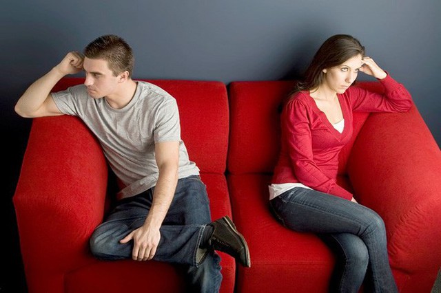 Thường xuy&ecirc;n chỉ tr&iacute;ch: Những lời g&oacute;p &yacute; ch&acirc;n th&agrave;nh kh&aacute;c với sự chỉ tr&iacute;ch li&ecirc;n tục. H&atilde;y sớm chấm dứt mối quan hệ với một người chỉ khiến bạn thấy tự ti bởi những lời n&oacute;i kh&ocirc;ng chỉ v&ocirc; t&acirc;m m&agrave; c&ograve;n thiếu t&ocirc;n trọng v&agrave; l&agrave;m tổn thương bạn.