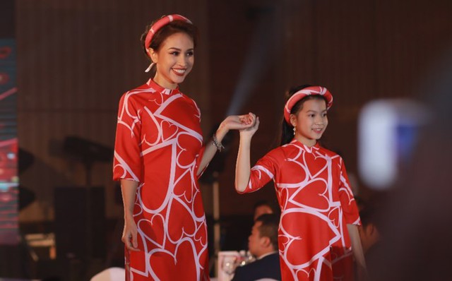 Diễn vi&ecirc;n Diệu Hương cũng đem đến kh&ocirc;ng kh&iacute; Tết với t&agrave; &aacute;o d&agrave;i đỏ rực rỡ. Người đẹp tự tin tr&igrave;nh diễn c&ugrave;ng người mẫu nh&iacute; trong chương tr&igrave;nh.