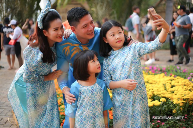 Cả gia đình chụp ảnh selfie ghi lại không khí tưng bừng trên đường hoa.
