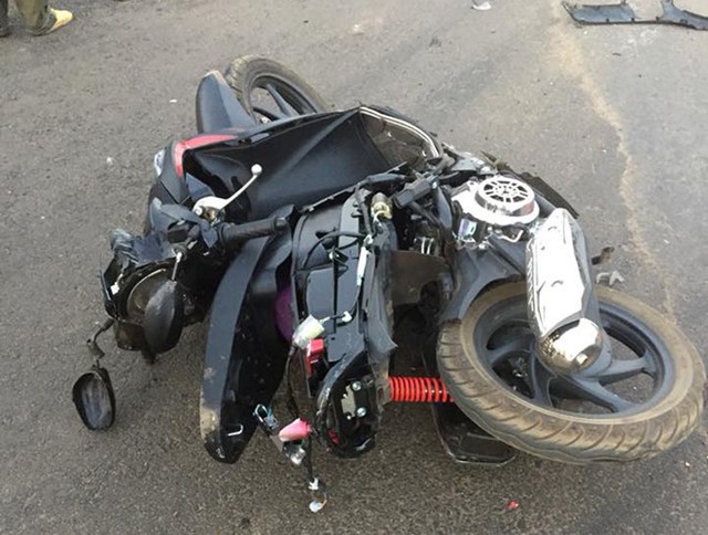Chiếc xe máy của hai mẹ con chị Nga hư hỏng nặng sau tai nạn. Ảnh: Minh Quý.