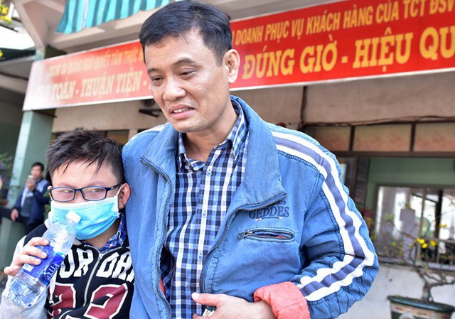 Ông Hoàng Quang Vinh bật khóc khi tìm thấy con trai lạc ở Ga Quảng Ngãi. Ảnh: Minh Hoàng.