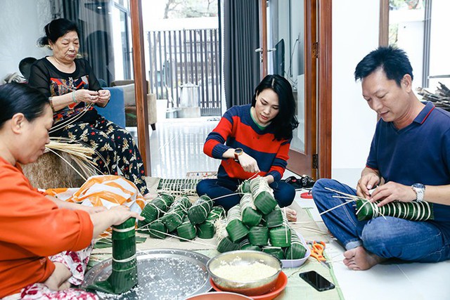 Đã thành thông lệ, đến dịp Tết, Mỹ Tâm lại trở về nhà ở Đà Nẵng để làm bánh tét với gia đình. Đây cũng là dịp gia đình cô quây quần sau một năm mỗi người một nơi.