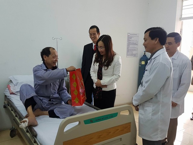 
Giám đốc Sở Y tế Hải Phòng thăm và chúc Tết bệnh nhân đang cấp cứu tại BVĐK Hải An
