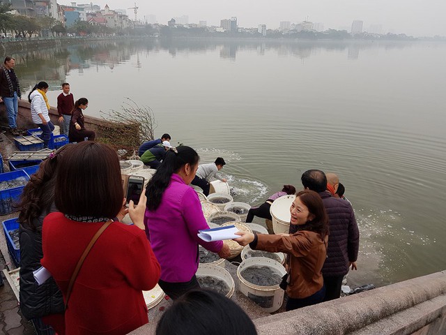 
Người dân tham gia các nghi lễ phóng sinh trên khắp cả nước
