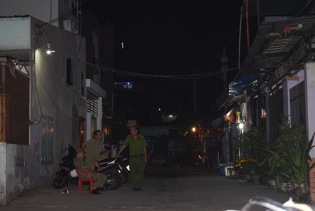 Đến tối ngày 16-2 vẫn có lực lượng công an và bảo vệ dân phố túc trực trước con hẻm vào nhà gia đình 5 người bị sát hại.