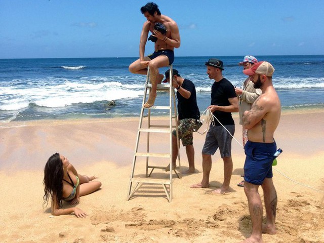 Hậu trường một buổi chụp hình trên bãi biển của người mẫu. Ảnh: Pinterest.