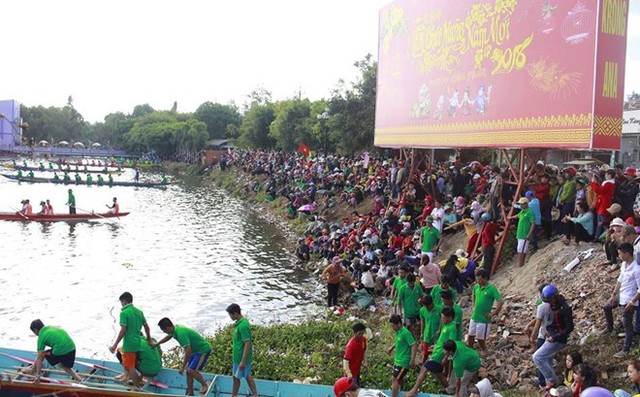 
Hàng nghìn người dân tập trung tại hồ Sen từ sớm để theo dõi cuộc đua. Ảnh: Minh Quý.
