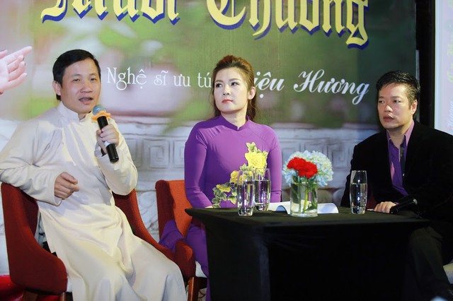 
Nhà nghiên cứu âm nhạc Nguyễn Quang Long (trái) đánh giá cao về giọng hát Diệu Hương
