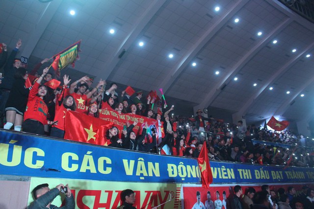 
Hơn 3.000 khán giả tỉnh Hải Dương có mặt tại Nhà thi đấu trong Lễ vinh danh 4 cầu thủ U23
