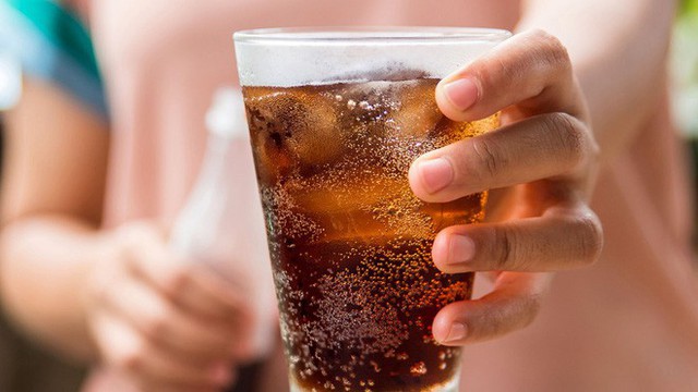 
Nước ngọt có gas, soda là những thứ bạn nên loại bỏ hoàn toàn ra khỏi chế độ ăn uống của mình.
