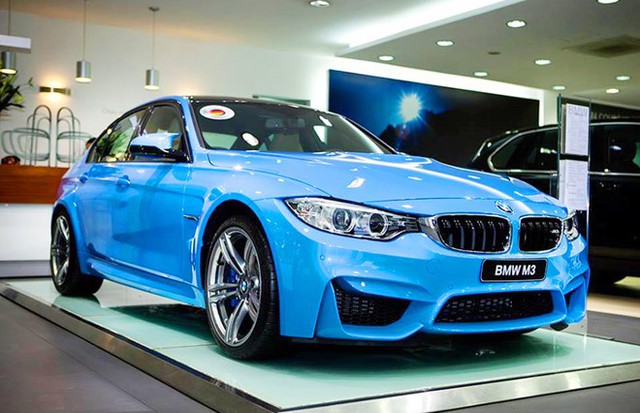 Giá xe sang BMW giảm mạnh.