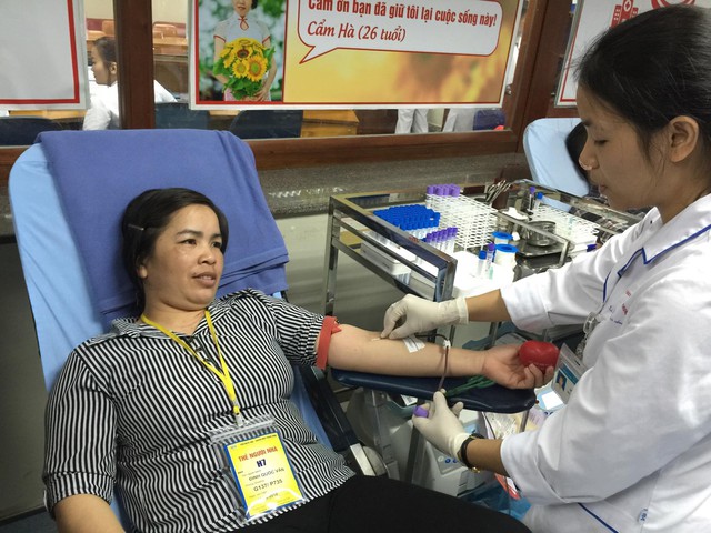 Người nhà người bệnh cũng tham gia hiến máu cứu người trong chương trình Chào Xuân hồng 2018