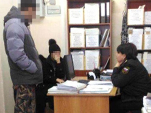 Cặp vợ chồng đến l&agrave;m việc tại dịch vụ tư ph&aacute;p để y&ecirc;u cầu được nu&ocirc;i lại con.