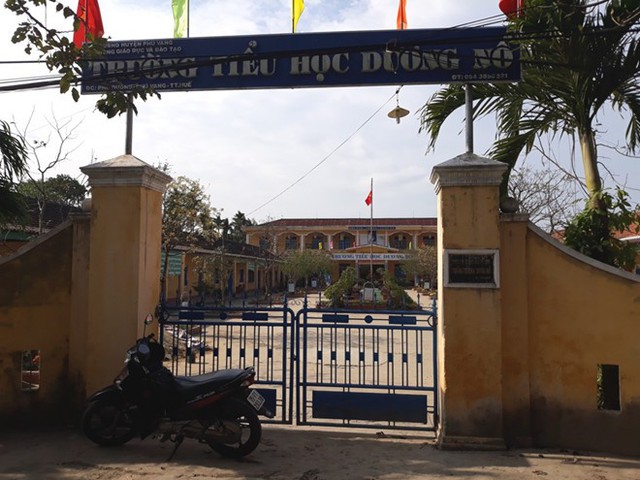 Cổng trường Tiểu học Dương Nổ khóa kín trong ngày học sinh đến trường sau Tết Nguyên đán. Ảnh: Điền Quang.