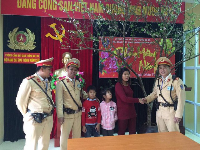 Chị Định nhận 2 con nhỏ tại trụ sở và cảm ơn các chiến sĩ CSGT.