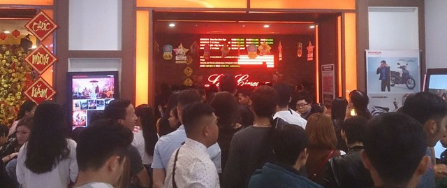 Khán giả xếp hàng nườm nượp cho mua vé xem phim Trường Giang.