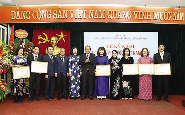
Phó Thủ tướng Trương Hòa Bình và Bộ trưởng Bộ Y tế Nguyễn Thị Kim Tiến trong lễ trao tặng các phần thưởng cao quý cho các Bác sỹ. Ảnh: CP
