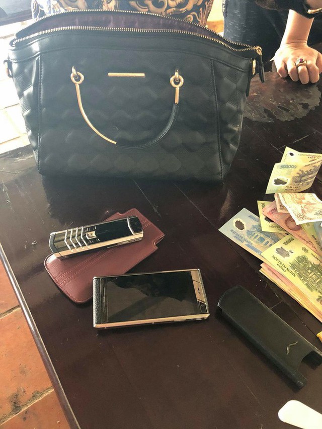 Chiếc t&uacute;i x&aacute;ch m&agrave; kh&aacute;ch h&agrave;ng đ&atilde; bỏ qu&ecirc;n tại qu&aacute;n ăn. Ngo&agrave;i 2 chiếc Vertu trị gi&aacute; h&agrave;ng trăm triệu đồng...