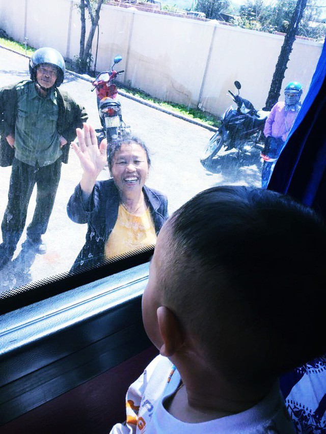 
Hình ảnh ông bà chào tạm biệt cháu trai qua cửa kính ô tô sau kỳ nghỉ Tết khiến nhiều người xúc động
