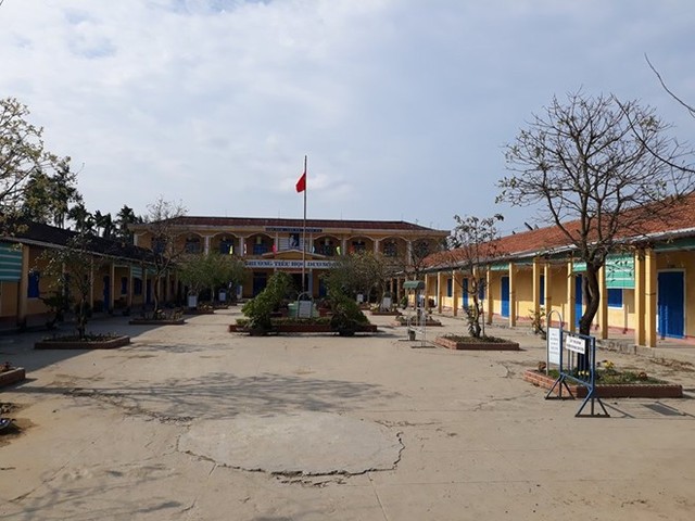 Sân trường vắng học sinh trong ngày học sau Tết. Ảnh: Điền Quang.