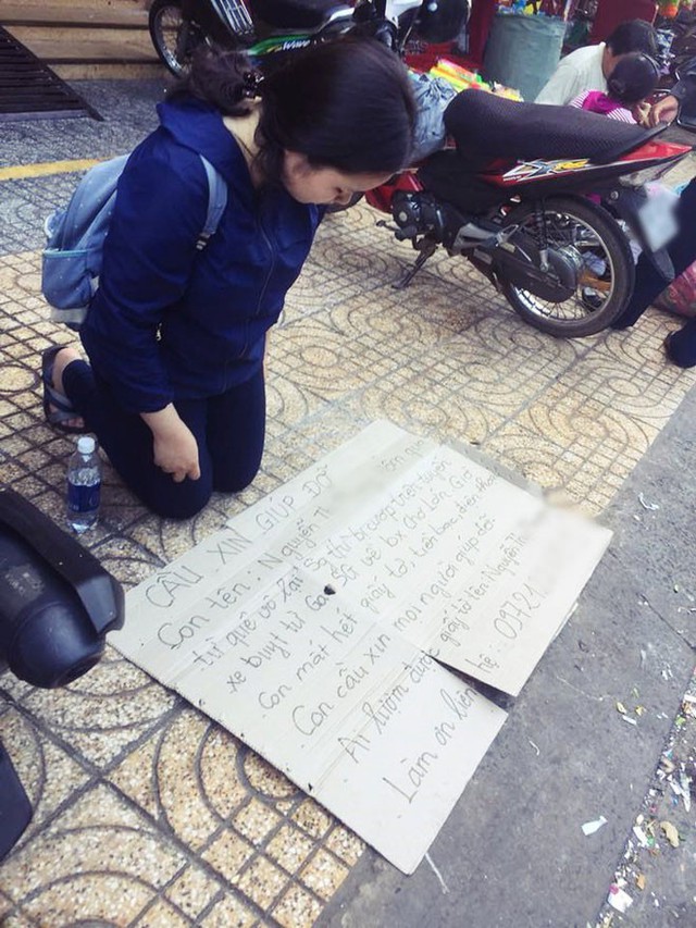 H&igrave;nh ảnh c&ocirc; nữ sinh quỳ gối b&ecirc;n đường mang theo t&acirc;m bảng mong nhận lại giấy tờ t&ugrave;y th&acirc;n sau khi bị cướp giật v&iacute; tr&ecirc;n xe bu&yacute;t