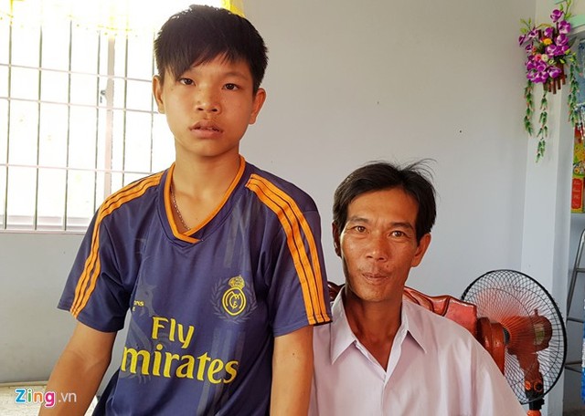 Khang và cha trong căn nhà cấp 4 vừa xây từ nguồn hỗ trợ của chương trình 167. Ảnh: Việt Tường.